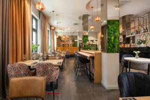 Reštaurácia alebo iné gastronomické zariadenie v ubytovaní Xerion Hotel