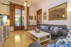 un soggiorno con divano e tavolo di Villa Casa Beltran a Port de Pollença