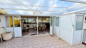 patio abierto con mesa y cocina en Charming Apartment in Mazarrón with Sea View, 110 m², en Mazarrón 4 fotos más