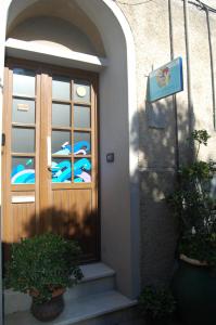 una puerta de madera con un cartel delante en Appartamento giumin, en Corniglia
