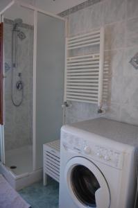 a washing machine in a bathroom with a shower at Appartamento giumin in Corniglia