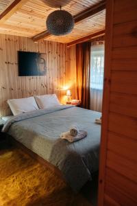 una camera da letto con un letto e un asciugamano sopra di The Happy Cottage a Ioannina