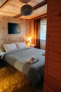 Un pat sau paturi într-o cameră la The Happy Cottage +15 fotografii