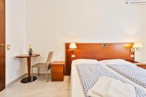 Postel nebo postele na pokoji v ubytování Hotel Gardesana