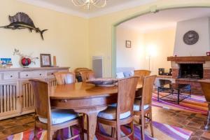 a dining room with a wooden table and chairs at Appartement a Baracci in Olmeto