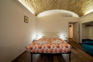 Un dormitorio con una cama grande con techo. en appartamento Porta Pia, en Roma
