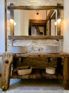 2 lavabos sur une table en bois avec un miroir dans l'établissement The Loft, by So & Dam’s, à Thonon-les-Bains