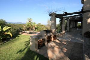 vistas al patio trasero de una casa en Colourful BnB en The Crags