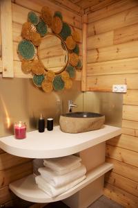 A bathroom at Gîte La Perhotte