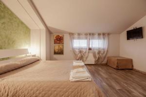 sypialnia z dużym łóżkiem i oknem w obiekcie La Vineria w mieście Nursja