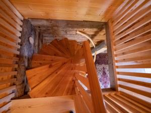 - une vue sur l'intérieur d'une chambre en bois dans une cabane en rondins dans l'établissement Chalet Sejalec, à Lesce