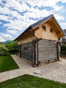 Cabaña de madera con techo de gambrel en Chalet Sejalec, en Lesce