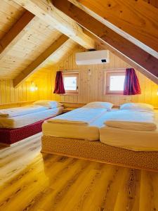 Tempat tidur dalam kamar di Chalet Sejalec