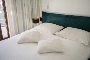 מיטה או מיטות בחדר ב-Old Town Heart IX Luxury - Przyokopowa