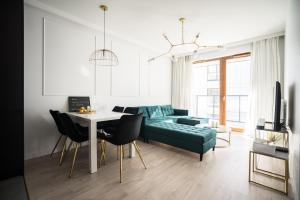 Televízia a/alebo spoločenská miestnosť v ubytovaní Old Town Heart IX Luxury - Przyokopowa