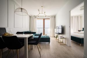 Televízia a/alebo spoločenská miestnosť v ubytovaní Old Town Heart IX Luxury - Przyokopowa