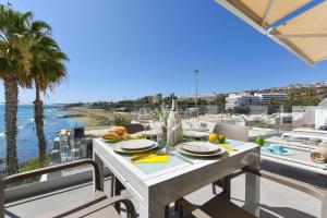 a dining table with a view of the ocean at Apartment Nueva Suecia CR715 by VillaGranCanaria in San Agustin