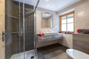 un bagno con doccia e lavandino di Oberglarzhof App Zirbel a Villnoss
