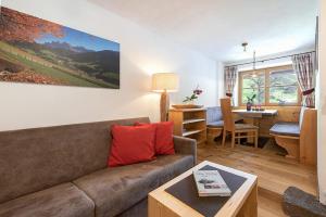 ein Wohnzimmer mit einem Sofa und einem Tisch in der Unterkunft Oberglarzhof App Zirbel in Villnöß