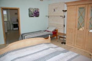1 Schlafzimmer mit 2 Einzelbetten und einer Tür in der Unterkunft Nerezine CENTRUM apartmán pro 3 osoby in Nerezine