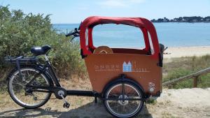 uma bicicleta com uma caixa na parte de trás em La Petite Maison de Kergroix // Mer et Maisons em Carnac