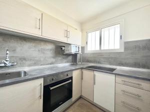 A kitchen or kitchenette at Apartamentos Zaragoza