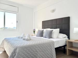 A bed or beds in a room at Apartamentos Zaragoza