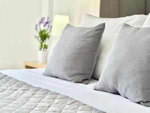 A bed or beds in a room at Apartamentos Zaragoza