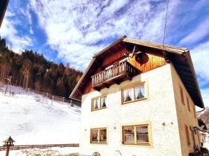 Large detached holiday home in Muhr kapag winter