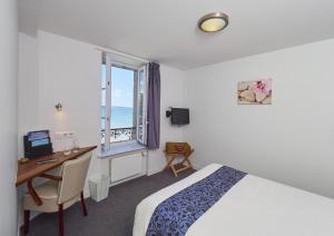 A television and/or entertainment centre at Logis Hotel Belle-Vue