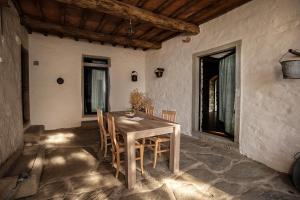 comedor con mesa de madera y sillas en PiancasaleMia, en Londa