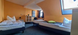 Rúm í herbergi á Harz Hostel