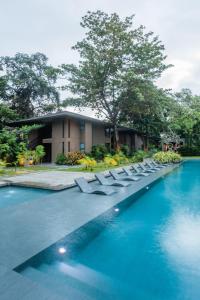 Bazén v ubytování The Henry Resort Dumaguete nebo v jeho okolí