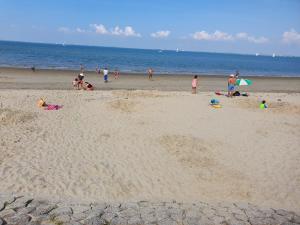 a group of people playing on the beach at Voorstraat 30 Studio in Colijnsplaat +9 photos