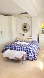 アリカンテにあるEstudio Playa del Postiguetのベッドルーム1室(青と白の毛布付きのベッド1台付)