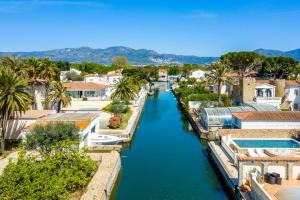 Fotografie z fotogalerie ubytování WELCS VILLA FALCONERA 017 EMP con Piscina privada v destinaci Empuriabrava