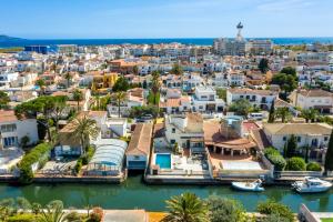 Fotografie z fotogalerie ubytování WELCS VILLA FALCONERA 017 EMP con Piscina privada v destinaci Empuriabrava