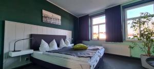 ein Schlafzimmer mit einem Bett mit einem Kissen darauf in der Unterkunft Harz Hostel in Wernigerode