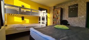 Rúm í herbergi á Harz Hostel
