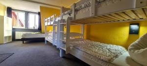 Rúm í herbergi á Harz Hostel