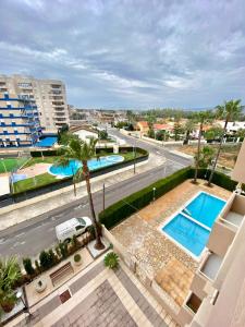 een uitzicht over een zwembad op een gebouw bij Apartamento Riviera con vistas al mar REF 024 in Benicàssim