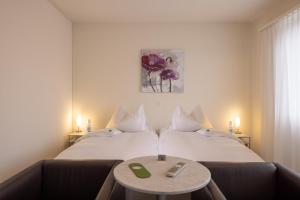 Postel nebo postele na pokoji v ubytování Hotel Bären Niederscherli + 35 fotografií