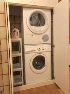 een wasmachine en droger in een kleine keuken bij Pedalare con lentezza in Porto SantʼElpidio