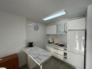 A kitchen or kitchenette at TAO 1 Primera línea de Playa VELILLA
