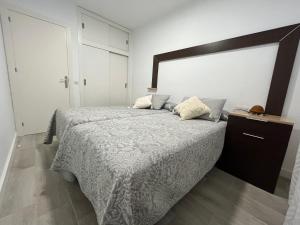 A bed or beds in a room at TAO 1 Primera línea de Playa VELILLA Még 31 kép