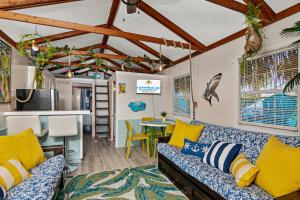- un salon avec un canapé et une table dans l'établissement Latitude 26 Waterfront Resort and Marina, à Fort Myers Beach