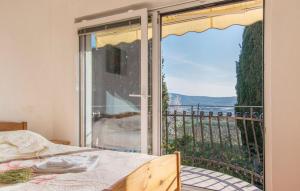 1 dormitorio con balcón con vistas al agua en Apartment between the vineyard, en Ankaran