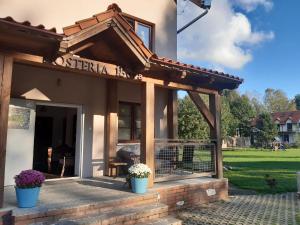 una pérgola en el porche de una casa en Hosteria na Mazurach, en Dąbrówno