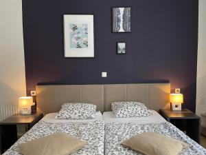 ein Schlafzimmer mit 2 Betten und 2 Lampen an Tischen in der Unterkunft Dan In'n Out in Wien