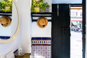 una puerta a una habitación con sombreros en la pared en Casa Ispal Alfalfa, en Sevilla